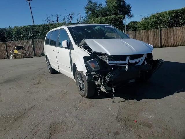 2017 Dodge Caravan - Image 11