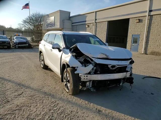 2021 Toyota Highlander - Image 12