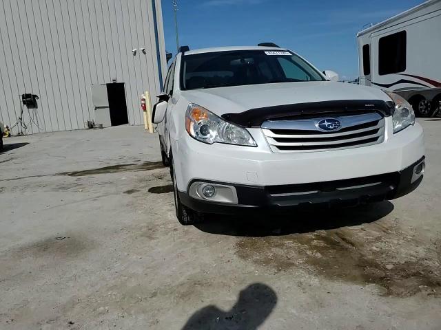 2010 Subaru Outback - Image 12