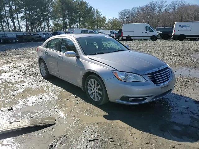 2014 Chrysler 200 - Image 10