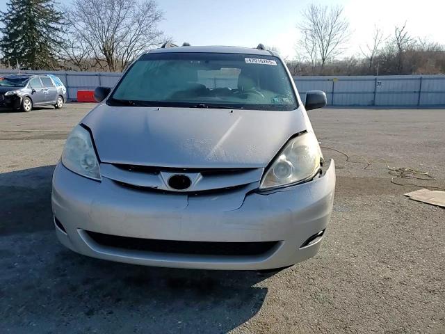 2010 Toyota Sienna - Image 12