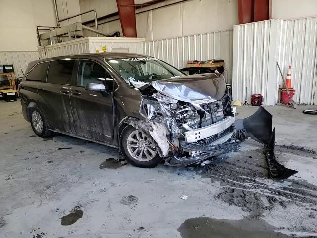 2021 Toyota Sienna - Image 11