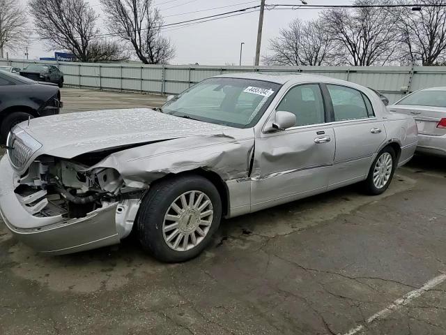 2003 Lincoln Town Car - Image 10
