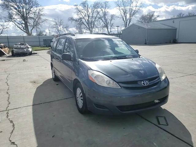 2010 Toyota Sienna - Image 11
