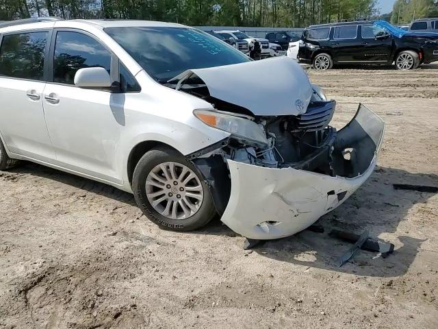 2015 Toyota Sienna - Image 11