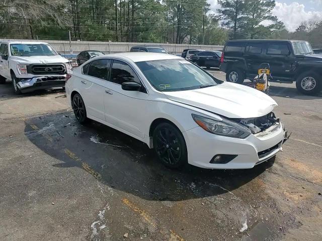 2018 Nissan Altima - Image 13