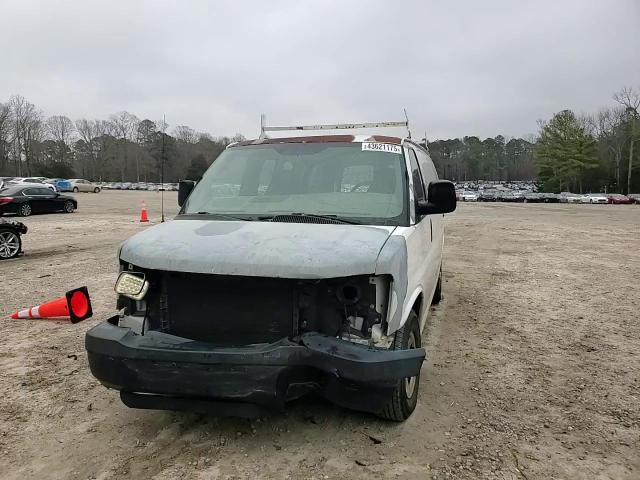 2005 Chevrolet Express - Image 12