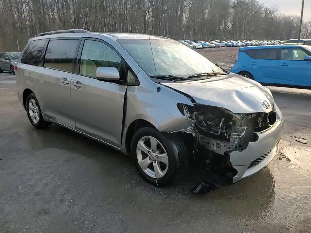 2013 Toyota Sienna - Image 15