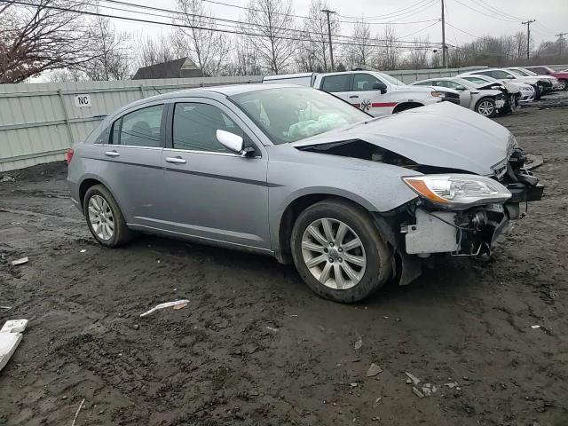 2014 Chrysler 200 - Image 10