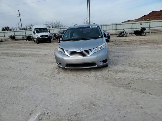 2016 Toyota Sienna - Image 11