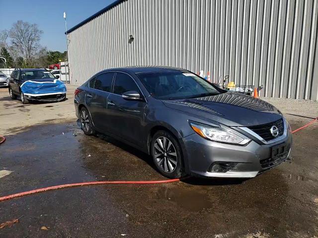 2017 Nissan Altima - Image 13