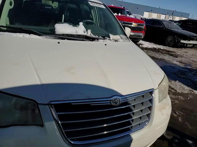 2010 Chrysler Town & Country - Image 10