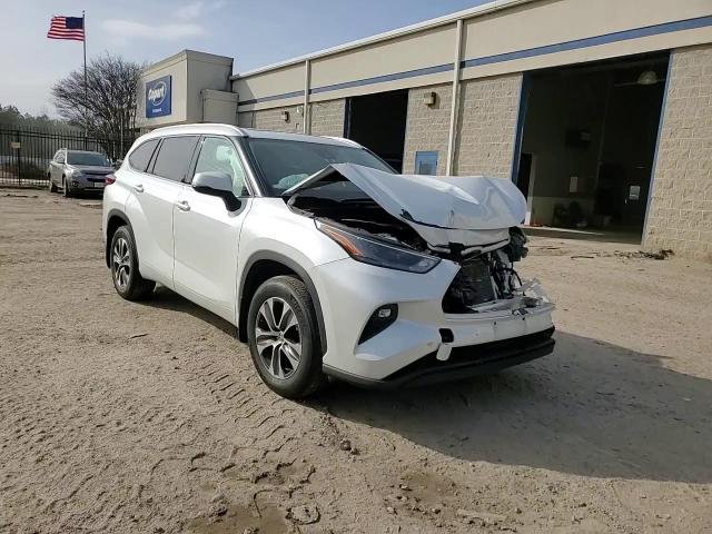 2022 Toyota Highlander - Image 11