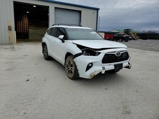 2022 Toyota Highlander - Image 11