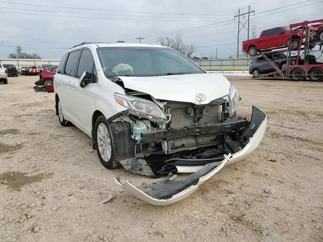 2017 Toyota Sienna - Image 12
