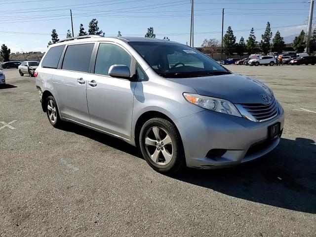 2017 Toyota Sienna - Image 11