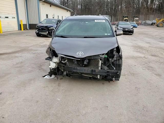 2015 Toyota Sienna - Image 14