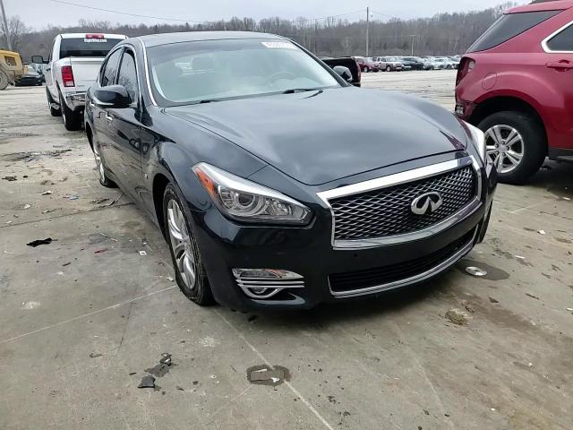 2017 Infiniti Q70 - Image 10
