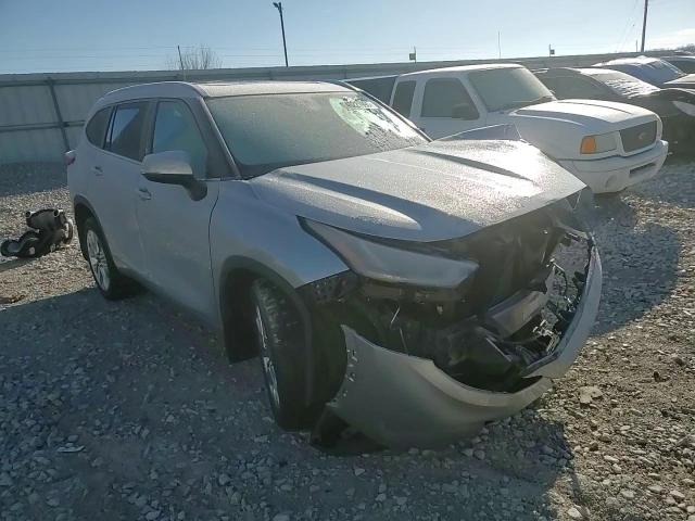 2022 Toyota Highlander - Image 12