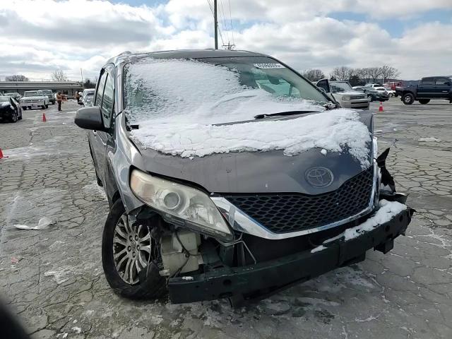 2015 Toyota Sienna - Image 12