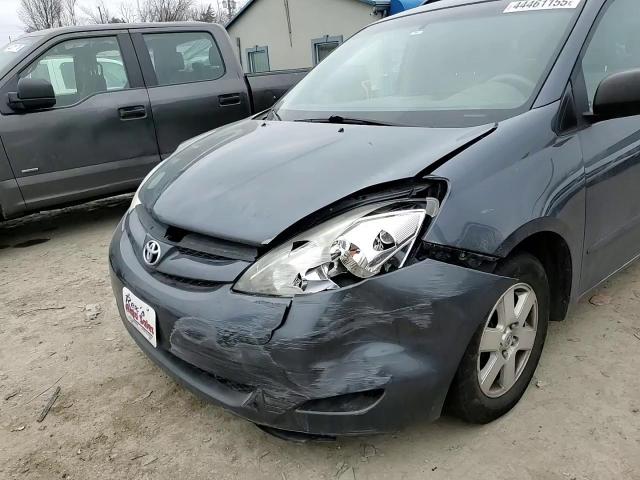 2010 Toyota Sienna - Image 12