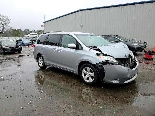 2013 Toyota Sienna - Image 15