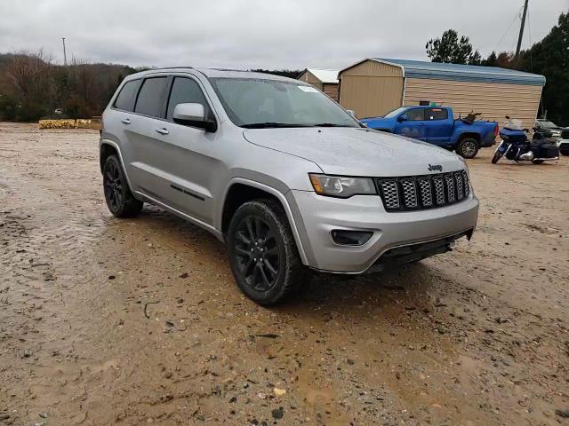 2017 Jeep Grand Cherokee - Image 11