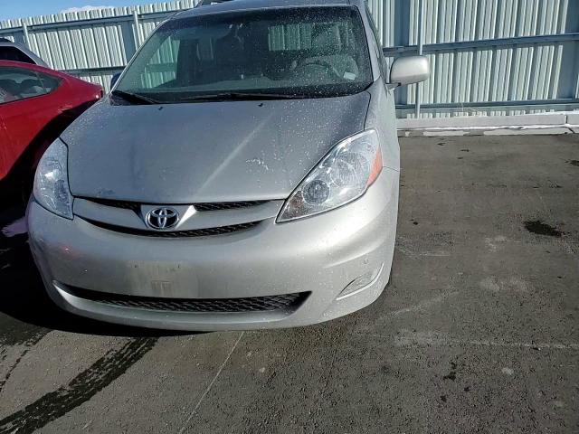 2010 Toyota Sienna - Image 11