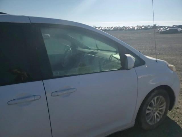 2011 Toyota Sienna - Image 12