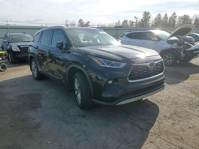 2021 Toyota Highlander - Image 12