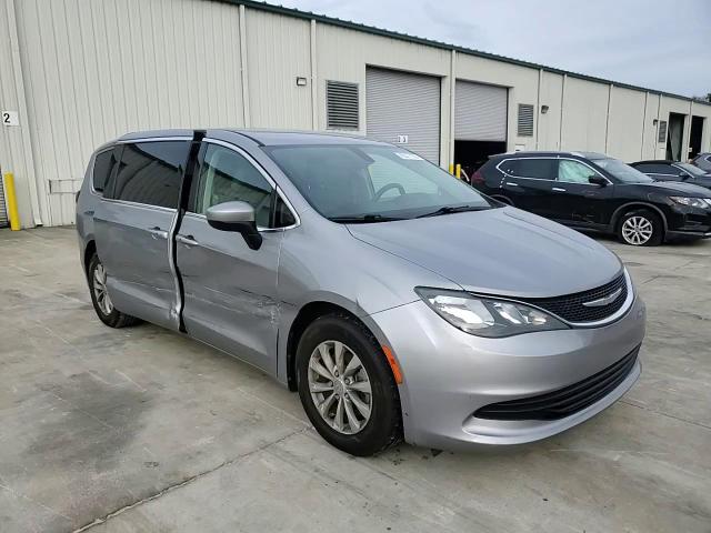 2017 Chrysler Pacifica - Image 11