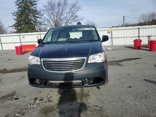2013 Chrysler Town & Country - Image 11