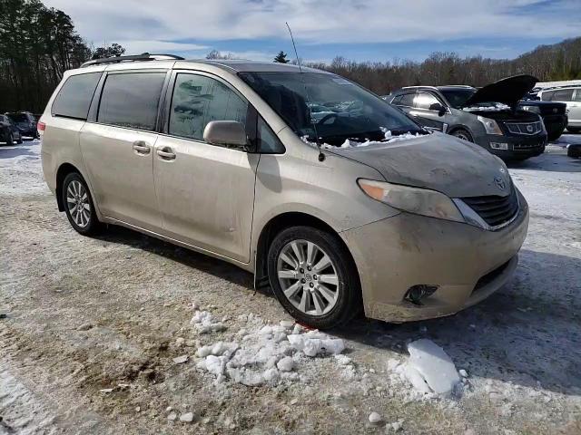 2013 Toyota Sienna - Image 12