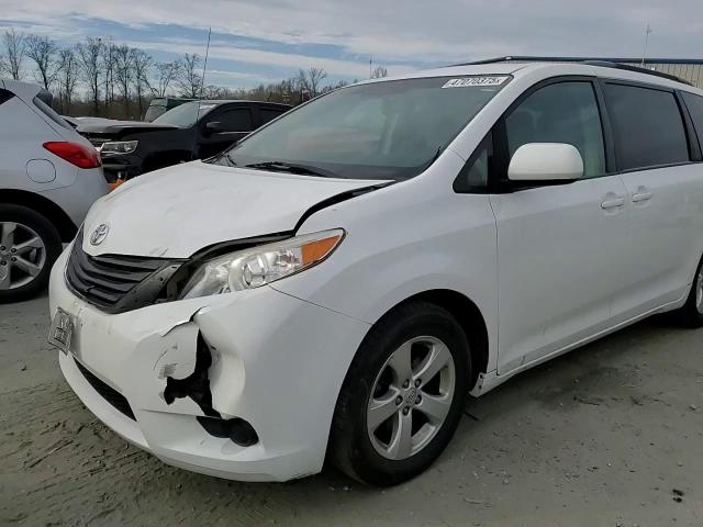 2013 Toyota Sienna - Image 12