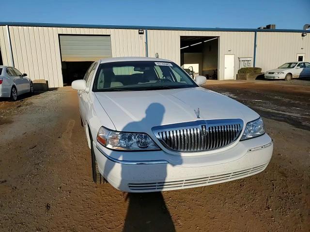 2004 Lincoln Town Car - Image 11
