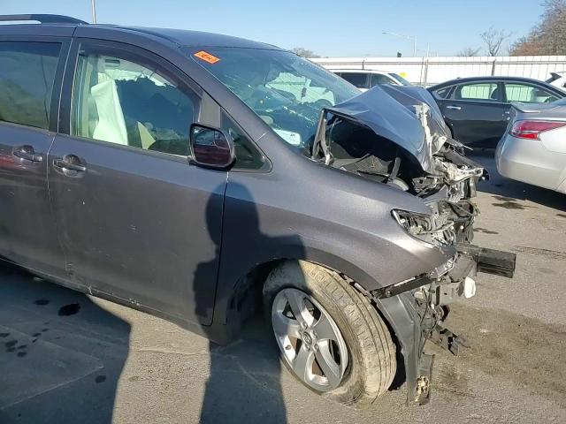 2018 Toyota Sienna - Image 12