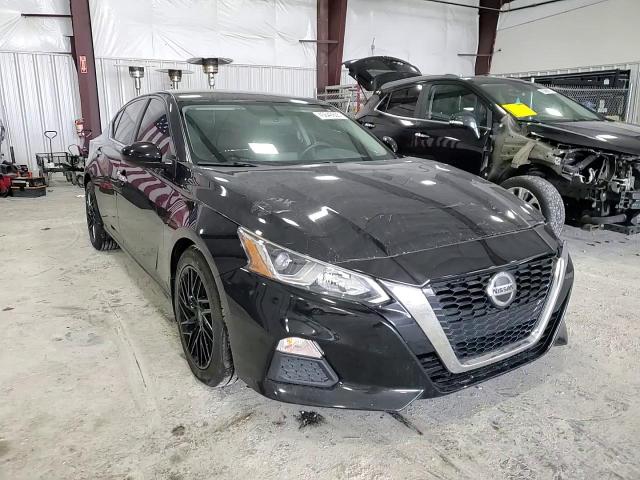 2019 Nissan Altima - Image 13