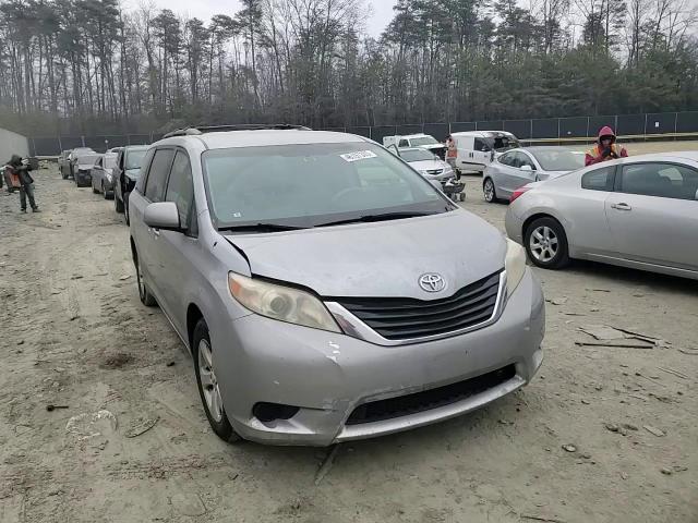 2011 Toyota Sienna - Image 11