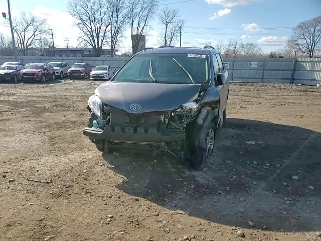 2017 Toyota Sienna - Image 12