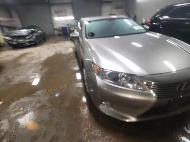2015 Lexus ES - Image 13