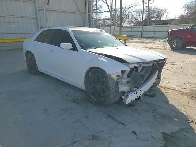 2018 Chrysler 300 - Image 10