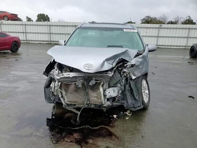 2012 Toyota Sienna - Image 11