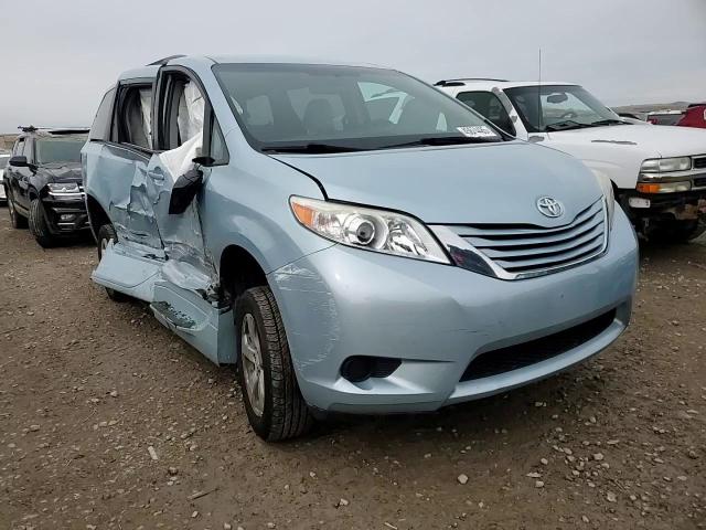 2017 Toyota Sienna - Image 11