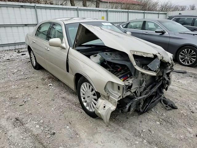 2004 Lincoln Town Car - Image 10