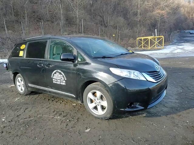 2015 Toyota Sienna - Image 14
