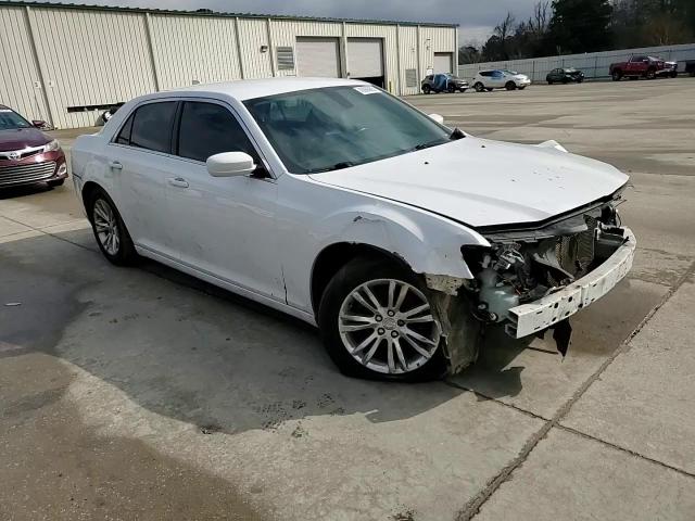 2018 Chrysler 300 - Image 10