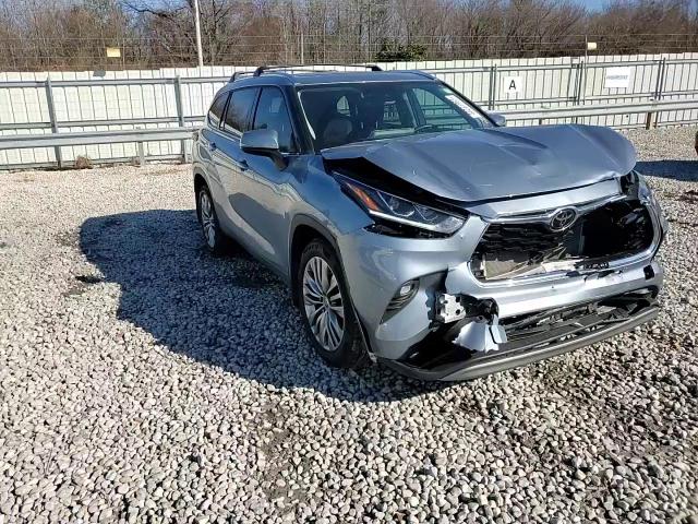 2022 Toyota Highlander - Image 12