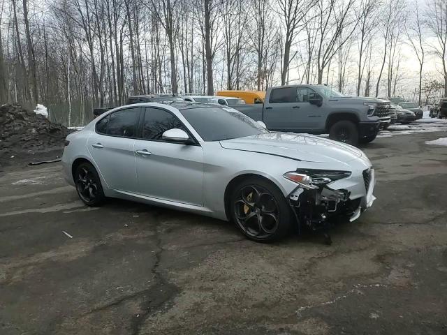 2020 Alfa Romeo Giulia - Image 10