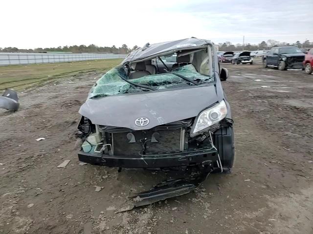 2017 Toyota Sienna - Image 12