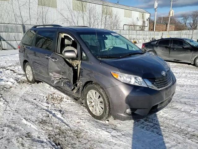 2013 Toyota Sienna - Image 11